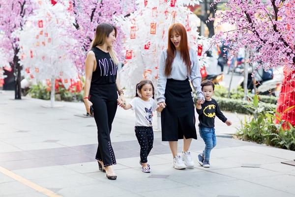 Dạo phố đầu xuân cùng con trai, single mom Thu Thủy đã buông bỏ hoàn toàn bi lụy-10