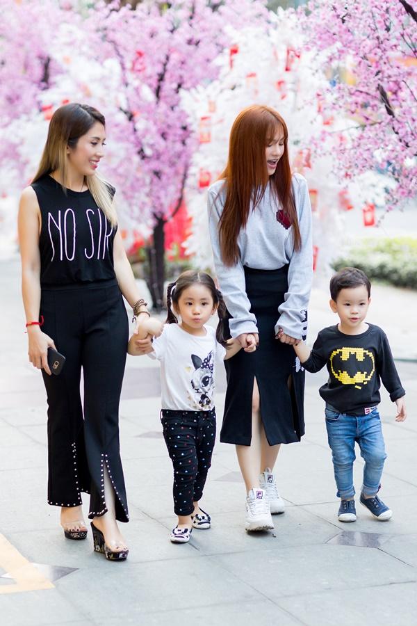 Dạo phố đầu xuân cùng con trai, single mom Thu Thủy đã buông bỏ hoàn toàn bi lụy-11
