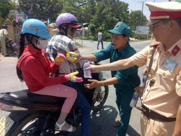 Xúc động hình ảnh cảnh sát giao thông phát nước, bánh ngọt miễn phí cho người dân về quê ăn Tết-2