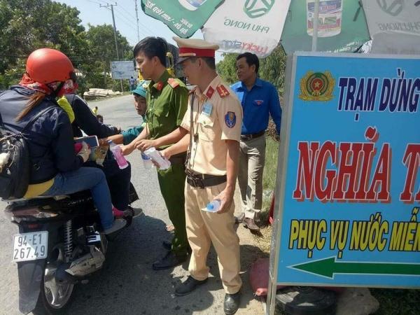 Xúc động hình ảnh cảnh sát giao thông phát nước, bánh ngọt miễn phí cho người dân về quê ăn Tết-3