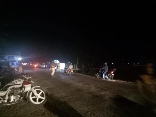 Xúc động hình ảnh cảnh sát giao thông phát nước, bánh ngọt miễn phí cho người dân về quê ăn Tết-6