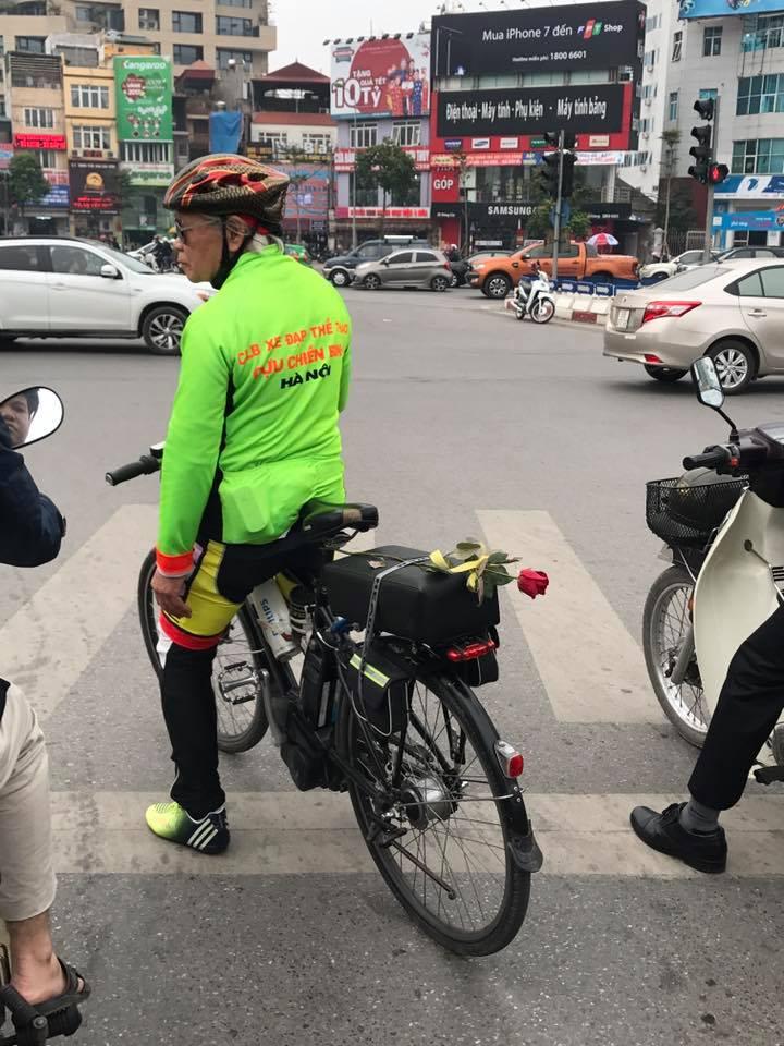 Bức ảnh chở một nhành hoa gây sốt ngày lễ Tình nhân-1