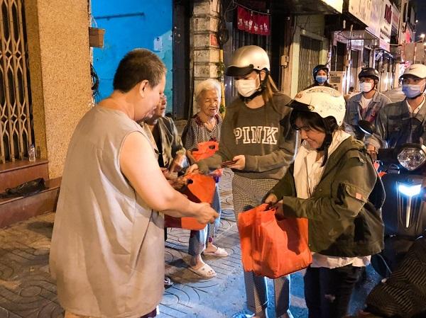 Bất chấp ngày cận Tết sao Việt vẫn miệt mài làm việc, chạy show-4