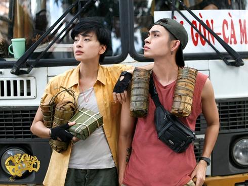 'Về quê ăn Tết': Chuyến xe về quê nhí nhố và thấm đẫm tình người dịp cuối năm