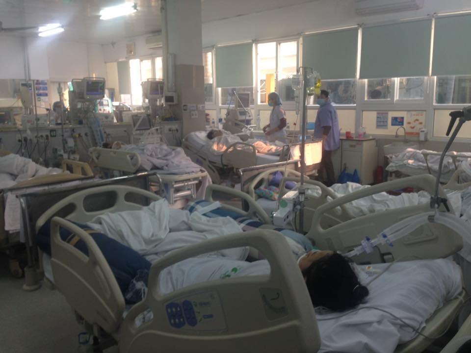 Cận Tết, Bệnh viện Bạch Mai vỡ trận, bác sĩ kiệt sức vì cấp cứu-2