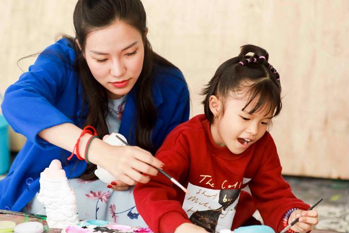 Lý Phương Châu bàng hoàng ám chỉ con gái ruột được Linh Chi dạy trang điểm dù bé mới lên 6-2