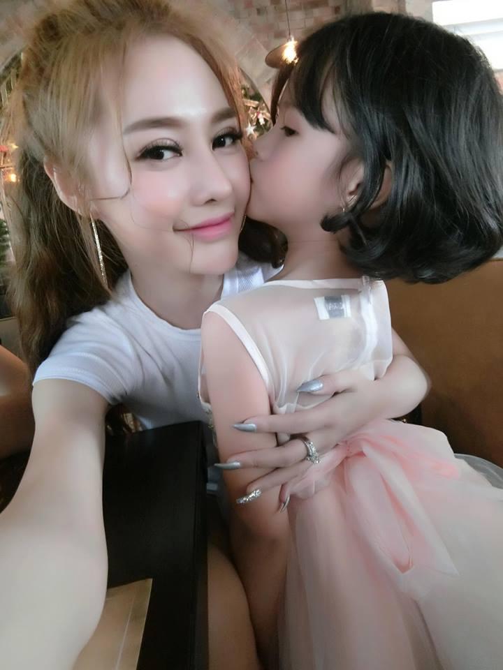 Lý Phương Châu bàng hoàng ám chỉ con gái ruột được Linh Chi dạy trang điểm dù bé mới lên 6-5