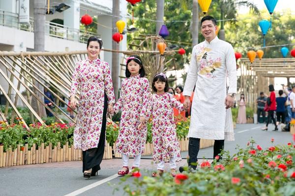 Mặc kệ thị phi ồn ào, vợ chồng Bình Minh - Anh Thơ vẫn đong đầy hạnh phúc bên nhau-9