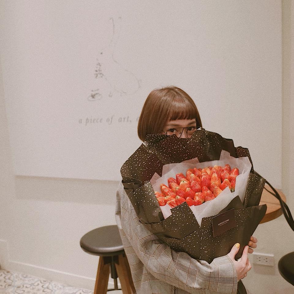 Hot girl - hot boy Việt: Bức ảnh Bùi Tiến Dũng tay dao tay thớt đứng bán thịt lợn thu hút triệu lượt xem-3