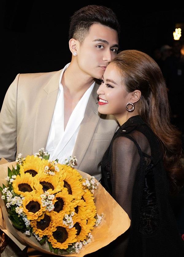 Hoàng Thùy Linh để lộ chàng trai giấu mặt đón xuân bên gia đình-5