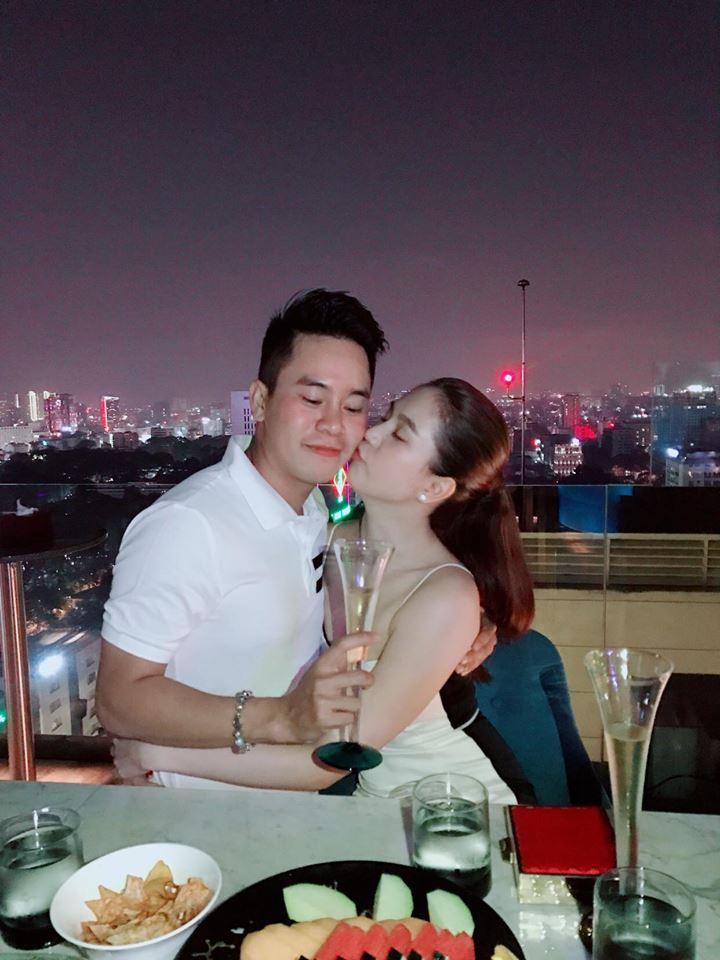 Hồ Ngọc Hà - Angela Phương Trinh dẫn đầu xu hướng nhung rực rỡ đón chào năm mới-7