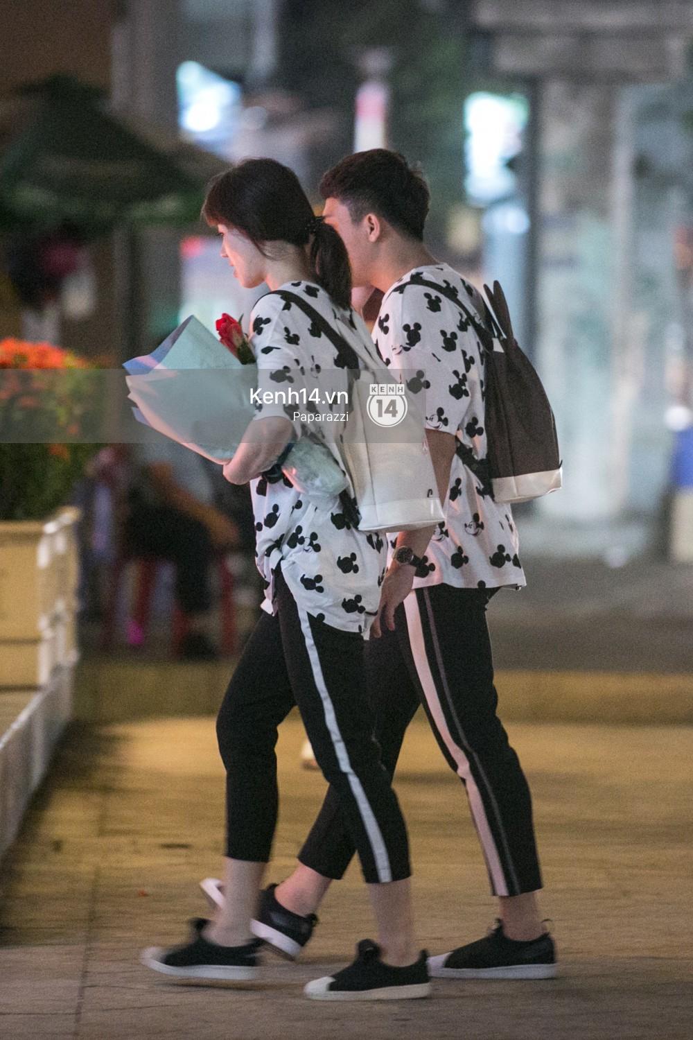 Trấn Thành - Hari Won diện đồ đôi từ đầu đến chân, nắm tay nhau đi ăn đêm Valentine-1