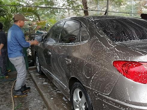 Ngày 30 Tết: Rửa xe 200 nghìn đồng/lượt, khách vẫn ùn ùn xếp hàng