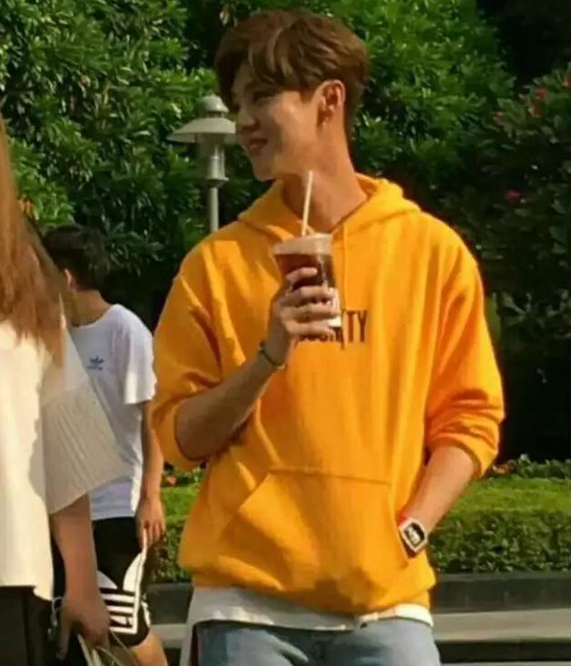 Yêu đương thắm thiết, Quan Hiểu Đồng còn tranh thủ mượn tạm áo của Luhan để diện trong ngày Valentine-6