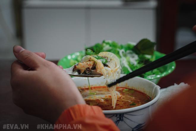 Đầu năm thưởng thức bún ốc nguội lấy may, cảm nhận một Hà Nội rất xưa-7