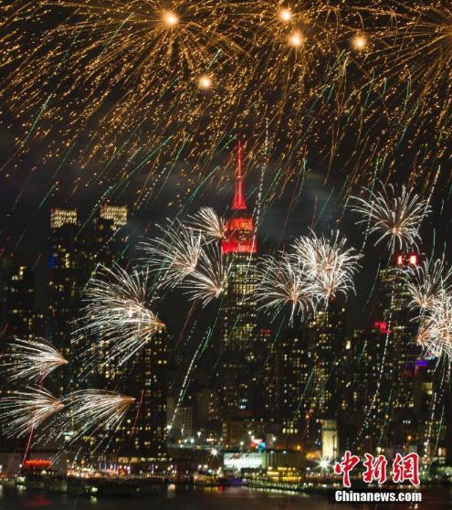 Mãn nhãn pháo hoa đêm giao thừa: Trời Tây, trời ta đều sáng rực chào đón năm Mậu Tuất-5