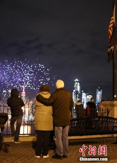 Mãn nhãn pháo hoa đêm giao thừa: Trời Tây, trời ta đều sáng rực chào đón năm Mậu Tuất-7