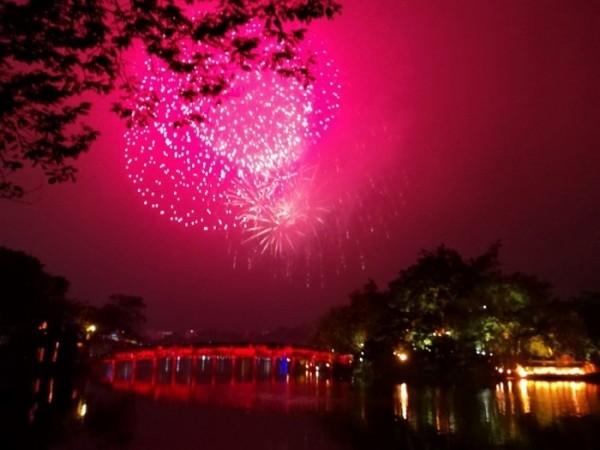 Mãn nhãn pháo hoa đêm giao thừa: Trời Tây, trời ta đều sáng rực chào đón năm Mậu Tuất-9
