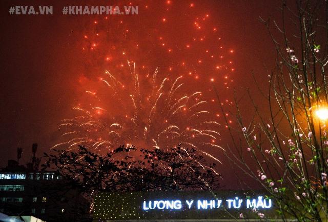 Giây phút đón con chào đời đúng thời khắc giao thừa, những ông bố hét lên vì xúc động-1