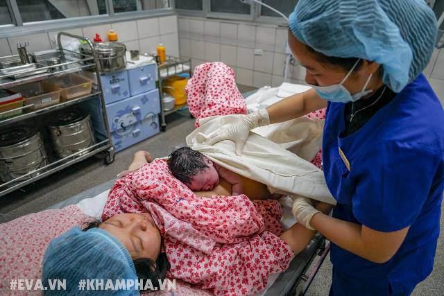 Giây phút đón con chào đời đúng thời khắc giao thừa, những ông bố hét lên vì xúc động-4