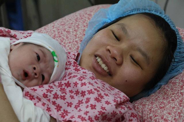 Giây phút đón con chào đời đúng thời khắc giao thừa, những ông bố hét lên vì xúc động-5