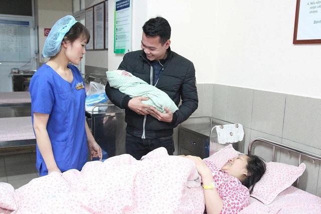 Giây phút đón con chào đời đúng thời khắc giao thừa, những ông bố hét lên vì xúc động-7