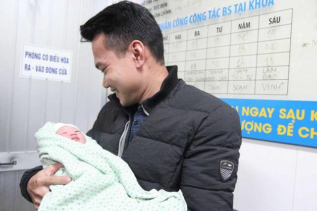 Giây phút đón con chào đời đúng thời khắc giao thừa, những ông bố hét lên vì xúc động-8