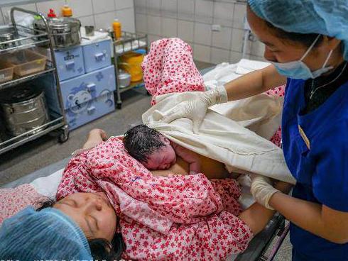 Giây phút đón con chào đời đúng thời khắc giao thừa, những ông bố hét lên vì xúc động