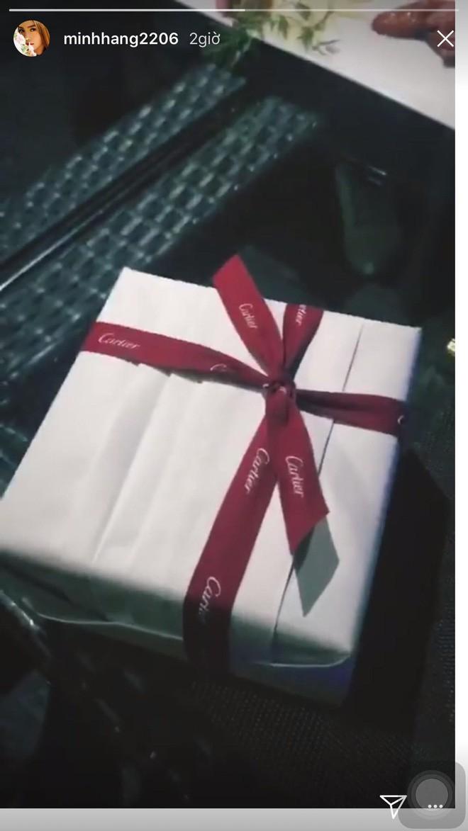 Hậu Valentine, các người đẹp Việt nô nức khoe quà khủng từ nước hoa cho tới túi xách hàng chục triệu-3