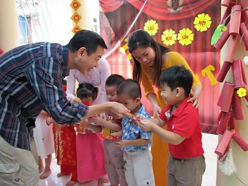 Lì xì ngày Tết và những câu chuyện khiến tất cả ngượng chín mặt đầu năm-2