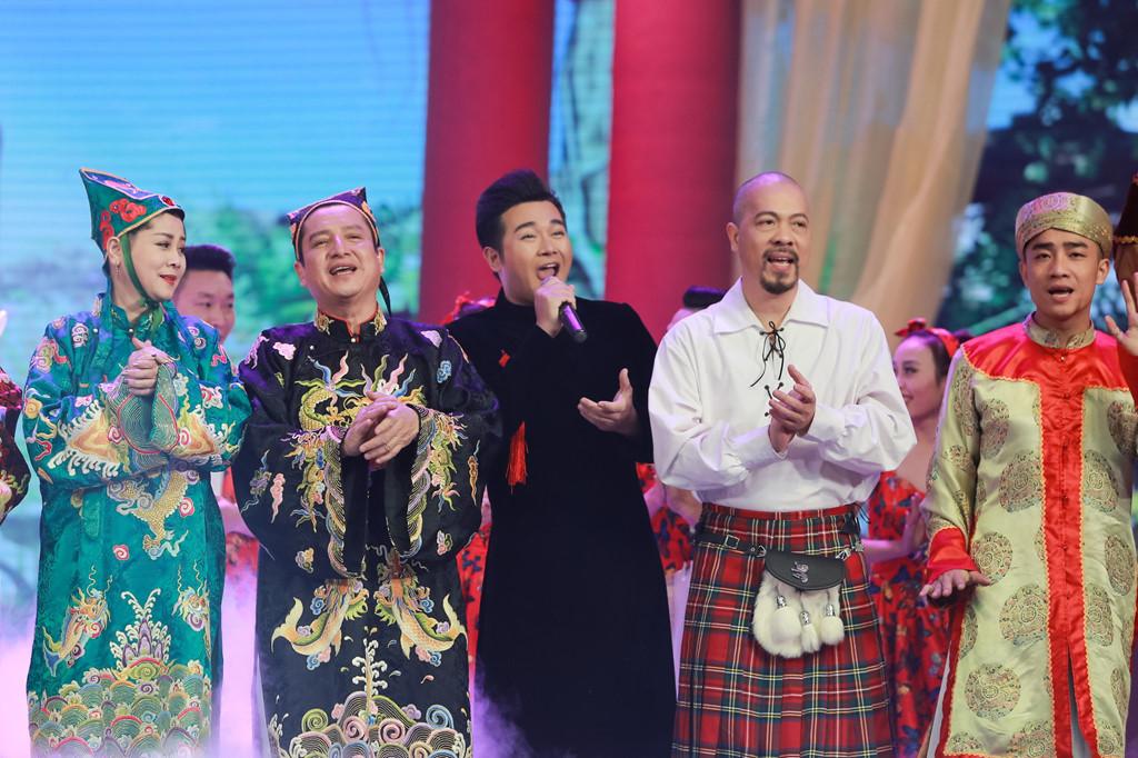 Đằng sau trang phục lòe loẹt của cô Đẩu trong Táo Quân 2018-3