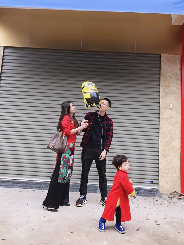 Hot girl - hot boy Việt: Tâm Tít tình cảm khóa môi ông xã sau lưng con trai-6