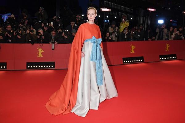 Người ta nói đã đẹp thì mặc bao tải cũng đẹp? Xem ra không đúng với tiên nữ Elle Fanning rồi-4