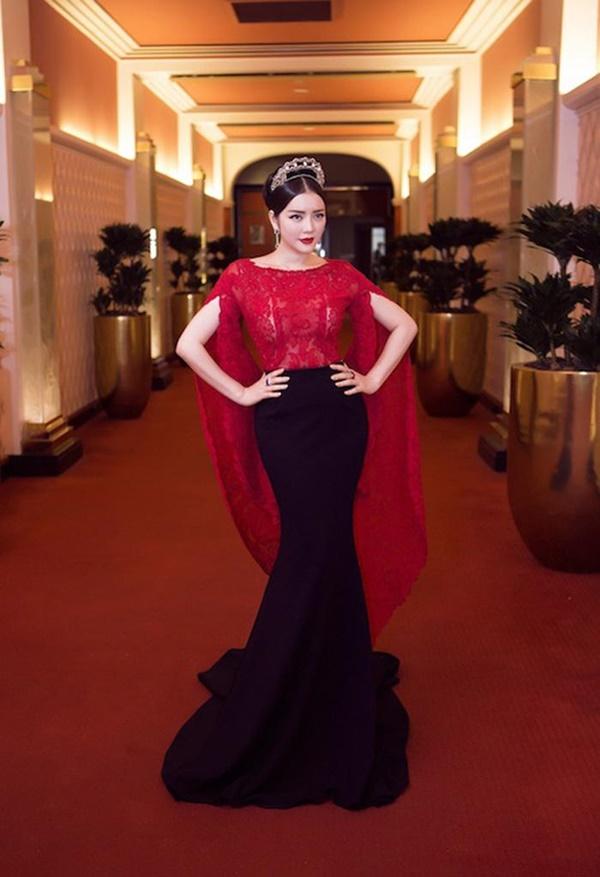 Phong cách đối lập của 2 mỹ nhân tuổi Tuất nổi nhất Vbiz-1