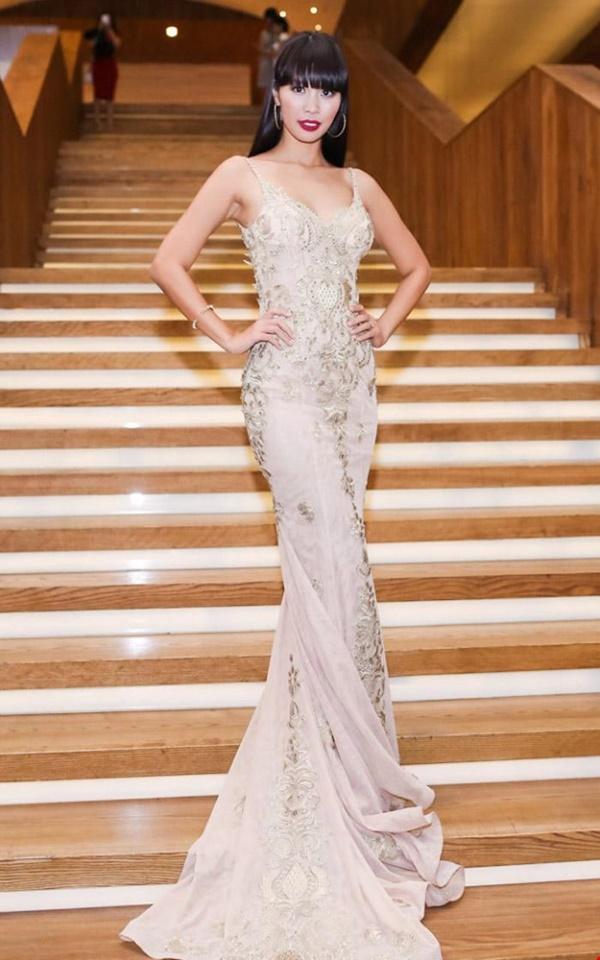 Phong cách đối lập của 2 mỹ nhân tuổi Tuất nổi nhất Vbiz-10