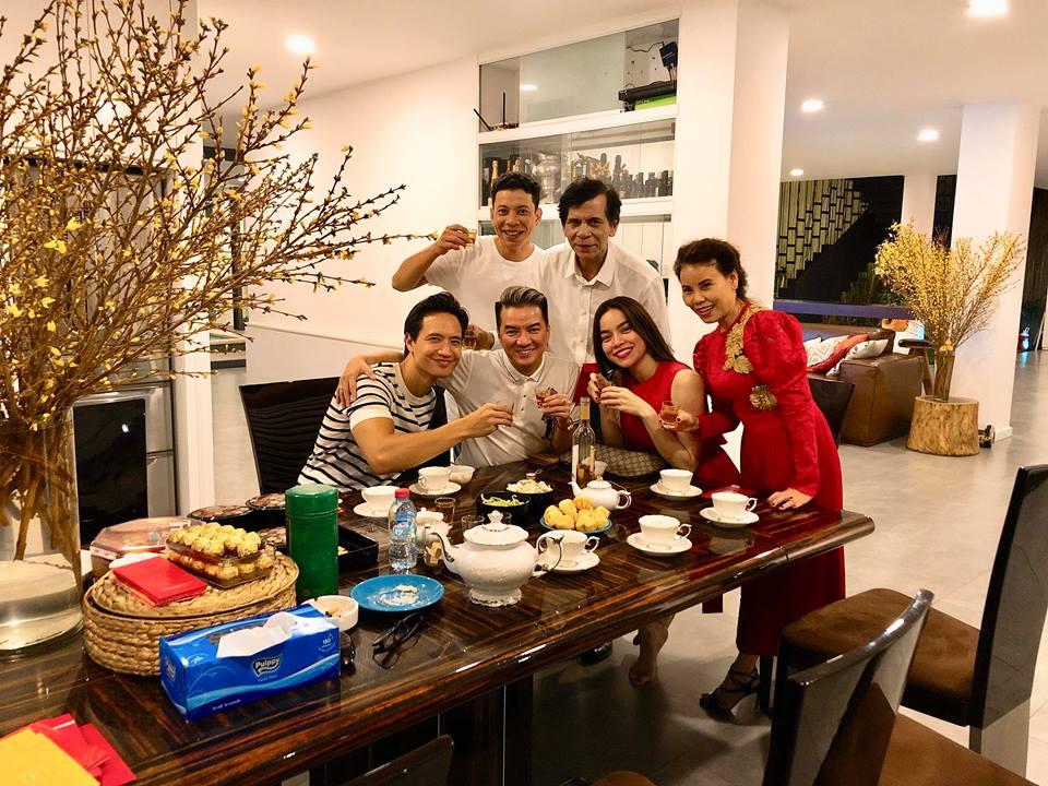 Không chỉ nhận lì xì 3 tỷ cho 30 phút xông đất nhà Hà Hồ, Mr Đàm còn làm ông tiên của Dương Triệu Vũ-5