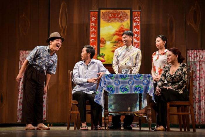 Kịch Tết có Hoài Linh, Trường Giang không hút khách như năm trước-1