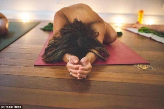 Thực hư về lớp học yoga khỏa thân giúp cải thiện chuyện ấy-1