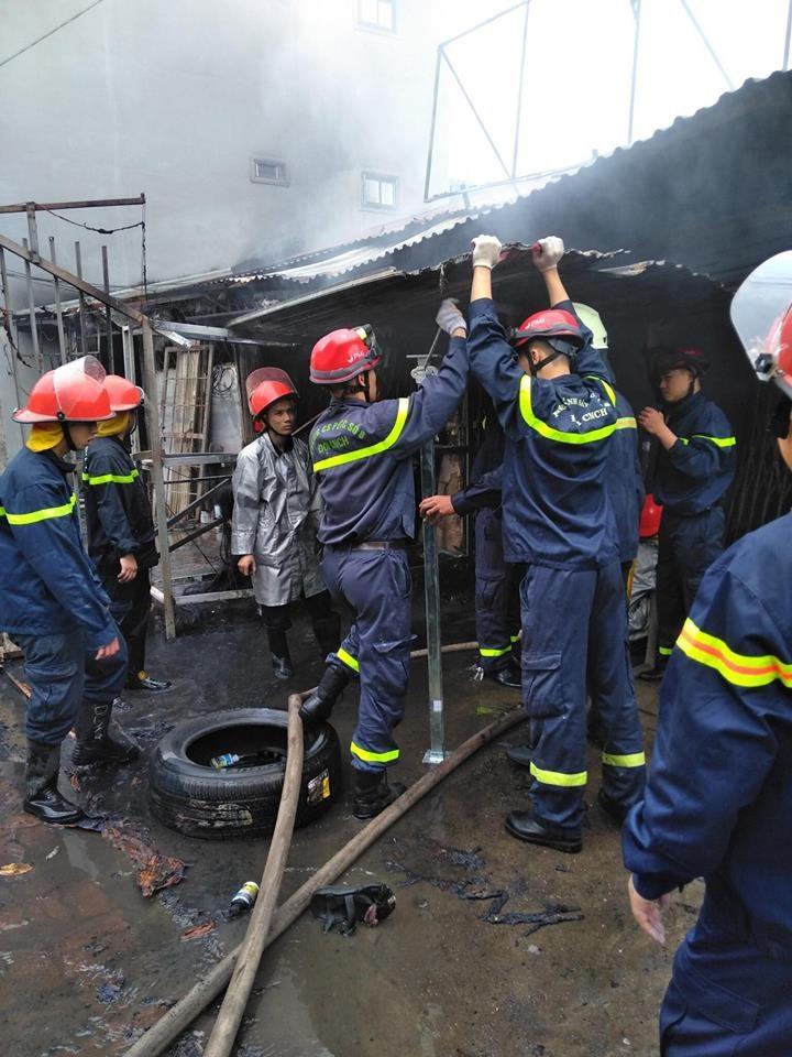 Mùng 2 Tết bà hỏa ghé thăm, một dãy nhà ở Hà Nội bị thiêu rụi-1