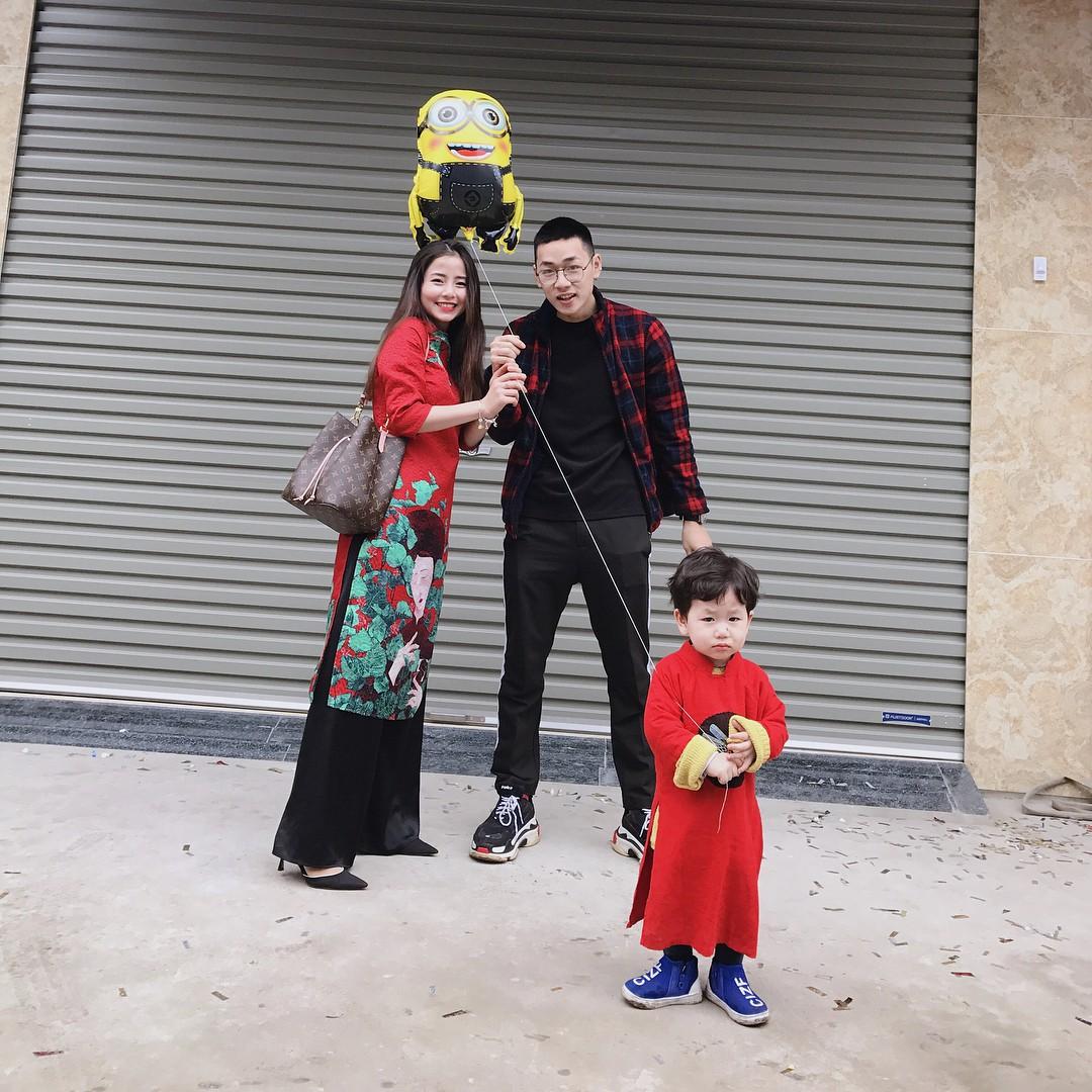 Dàn hot-face Việt xúng xính áo dài đỏ nổi bật xuống phố ngày đầu năm-1