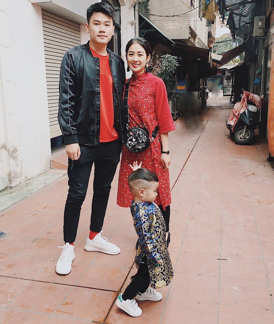 Dàn hot-face Việt xúng xính áo dài đỏ nổi bật xuống phố ngày đầu năm-2