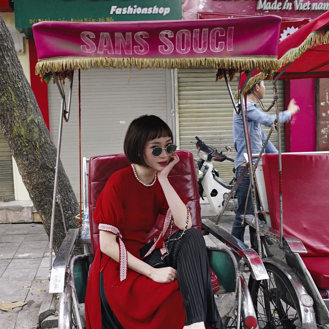 Dàn hot-face Việt xúng xính áo dài đỏ nổi bật xuống phố ngày đầu năm-9
