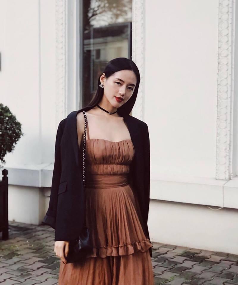 Dàn hot-face Việt xúng xính áo dài đỏ nổi bật xuống phố ngày đầu năm-6