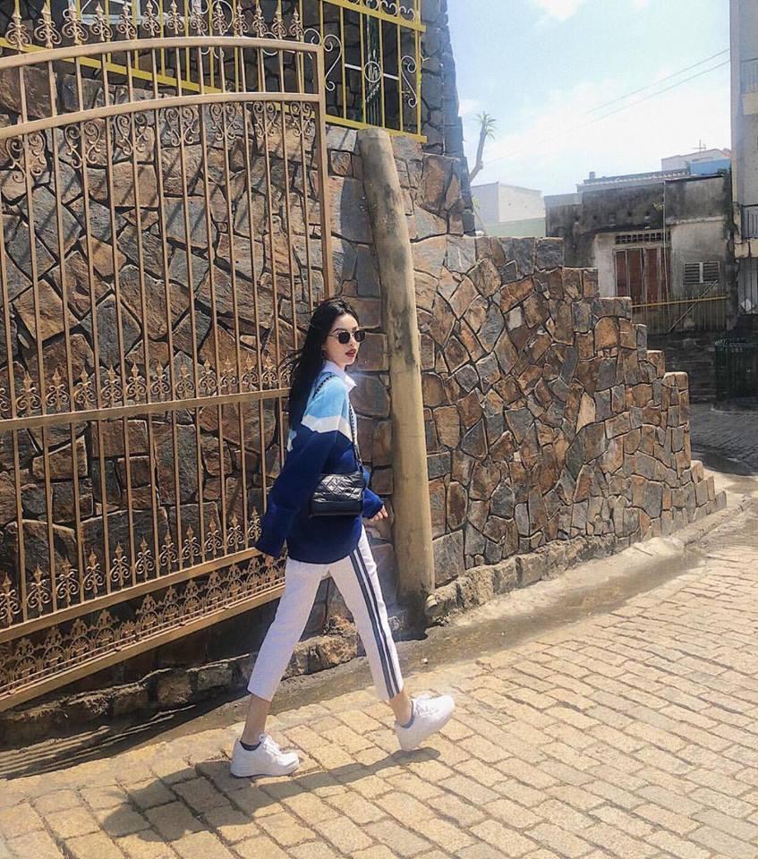 Dàn hot-face Việt xúng xính áo dài đỏ nổi bật xuống phố ngày đầu năm-8