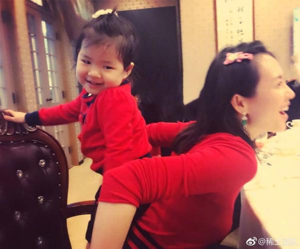 Chương Tử Di, Lý Gia Hân quấn quýt bên chồng con ngày đầu năm-1