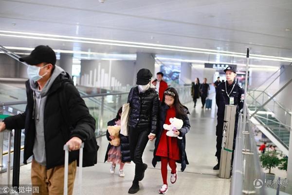 Chương Tử Di, Lý Gia Hân quấn quýt bên chồng con ngày đầu năm-5