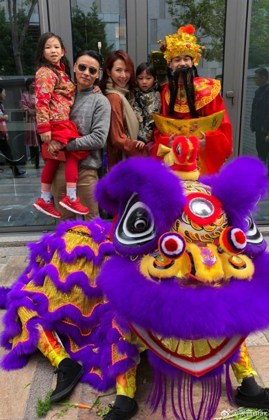 Chương Tử Di, Lý Gia Hân quấn quýt bên chồng con ngày đầu năm-6