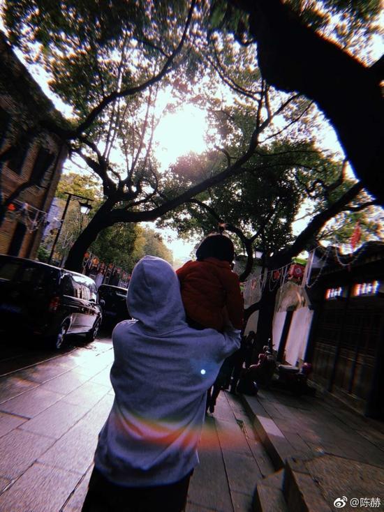 Chương Tử Di, Lý Gia Hân quấn quýt bên chồng con ngày đầu năm-7