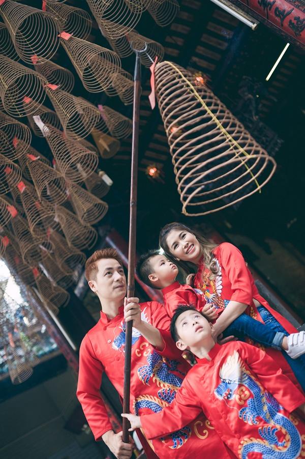 Gia đình Đăng Khôi hạnh phúc đi chùa đầu năm-1