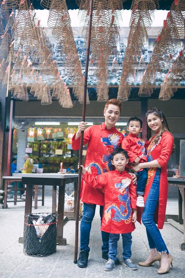 Gia đình Đăng Khôi hạnh phúc đi chùa đầu năm-2